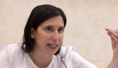 Migranti, l’Italia fa da traino nella Ue ma la Schlein non se ne accorge