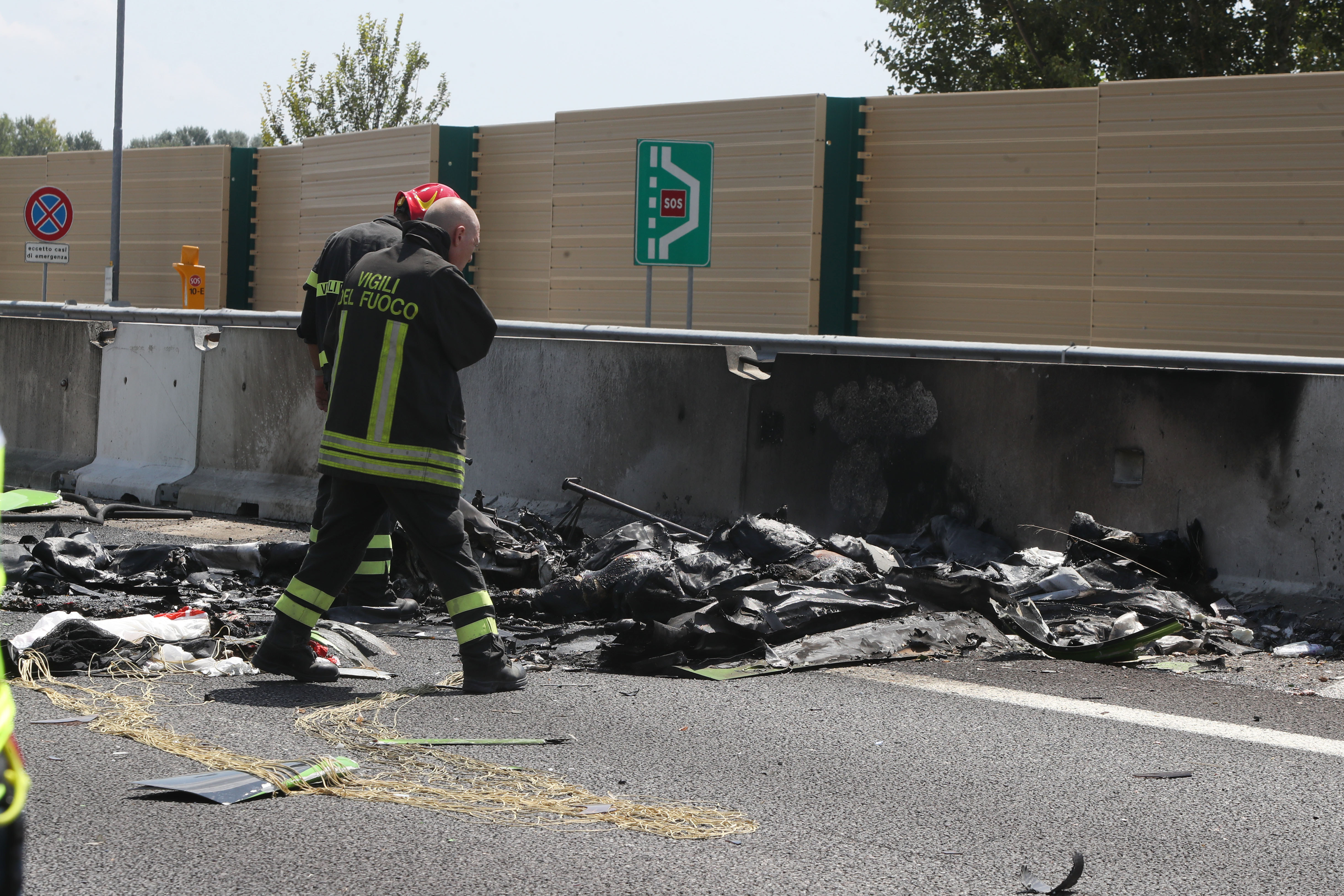 Foto Lapresse. Fabrizio Cattina. Incidente aereo in tangenziale a Brescia