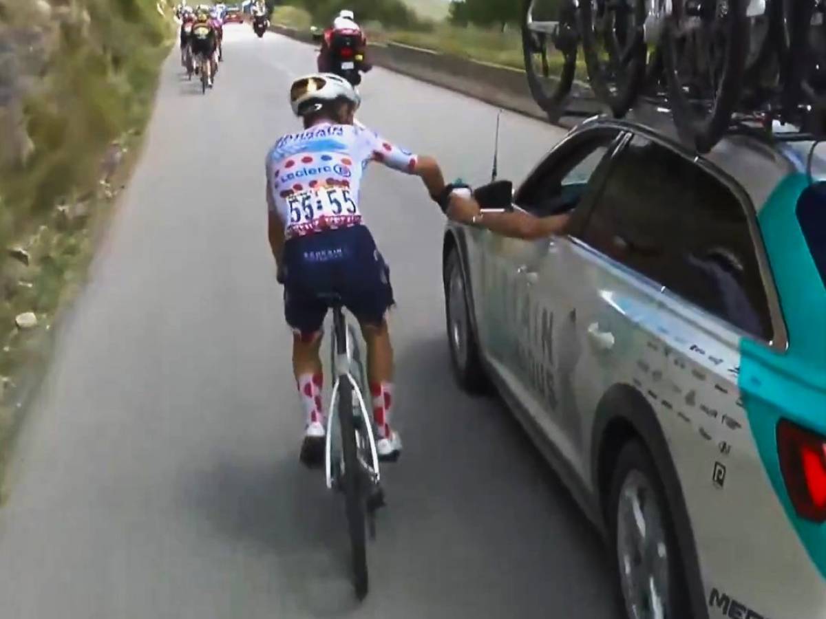Tour de France, bufera su Martinez. Cos'è il trucco della "borraccia collosa" sanzionato