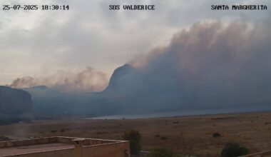 Incendi. Ore drammatiche in provincia di Trapani. Monte Cofano avvolto dalle fiamme