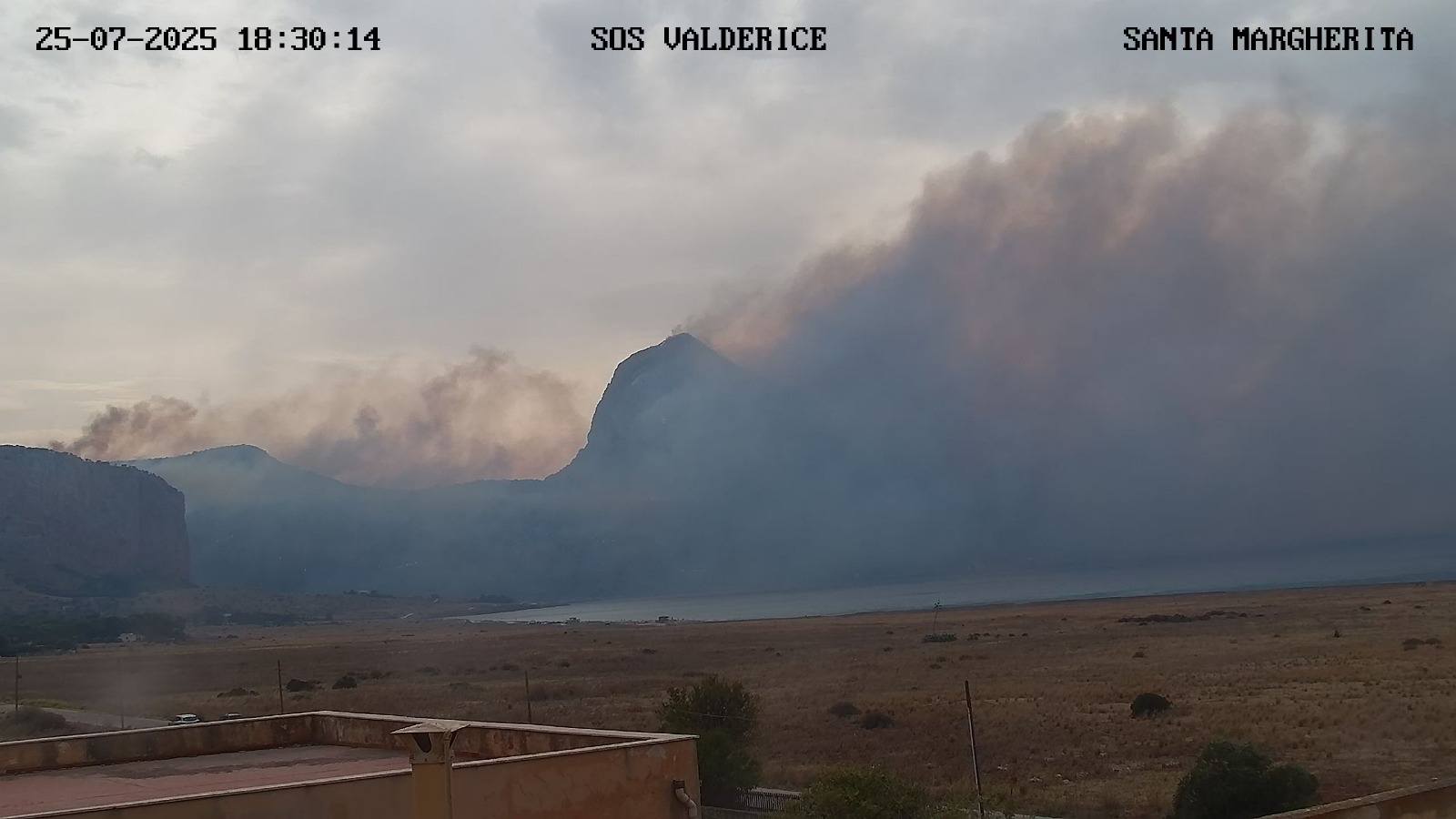 Incendi. Ore drammatiche in provincia di Trapani. Monte Cofano avvolto dalle fiamme