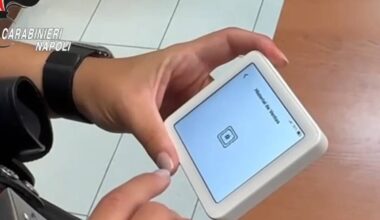 Girava con un pos nella borsa per rubare i soldi dalle carte: fermata una peruviana