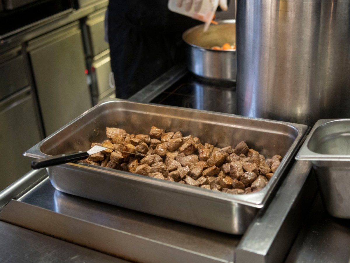 Italia, rinvenuto cibo scaduto da 20 anni in alcuni rifugi di montagna