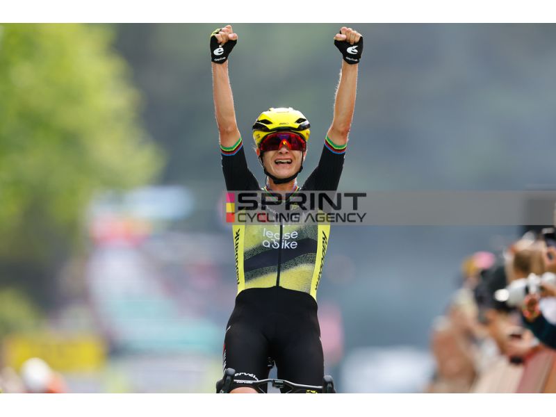 TOUR DE FRANCE FEMMES. VOS VINCE E SI VESTE DI GIALLO! ALLE SUE SPALLE LE COURT E FERRAND-PRÉVOT