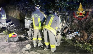 Boato nella notte a Pistoia, grave incidente stradale tra due auto: sei feriti nel frontale