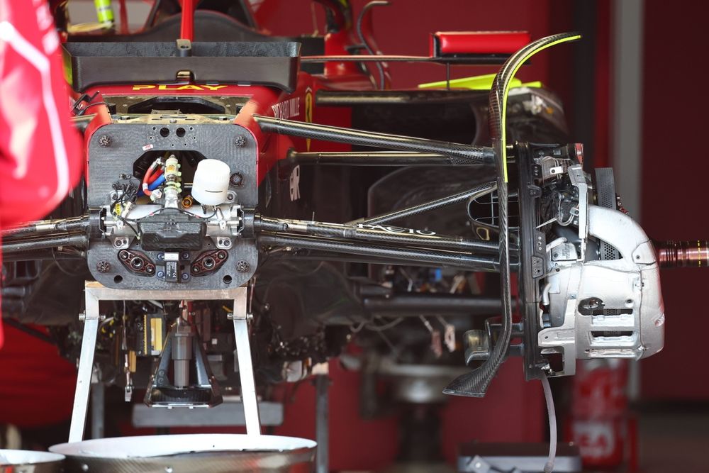 Ferrari SF-25 nel box di Suzuka