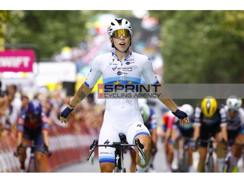 TOUR DE FRANCE FEMMES. AD ANGERS VINCE WIEBES DAVANTI A VOS. CAOS NEL FINALE: CADONO VOLLERING E BALSAMO