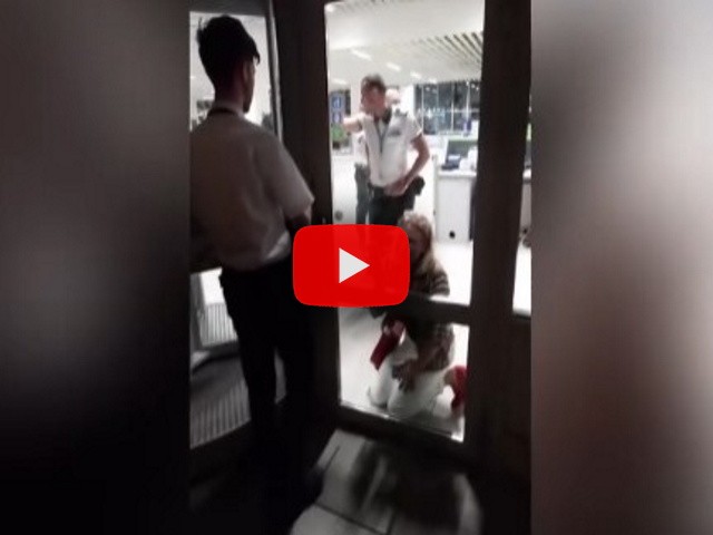 donna esclusa dal volo per il bagaglio a mano; il Video