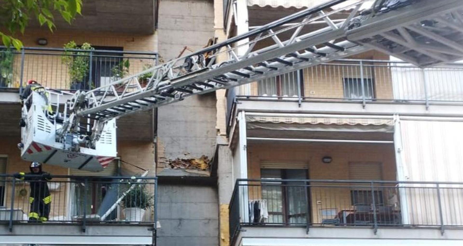 Esplosione in un condominio di Collegno, 2 feriti: si sospetta una fuga di gas