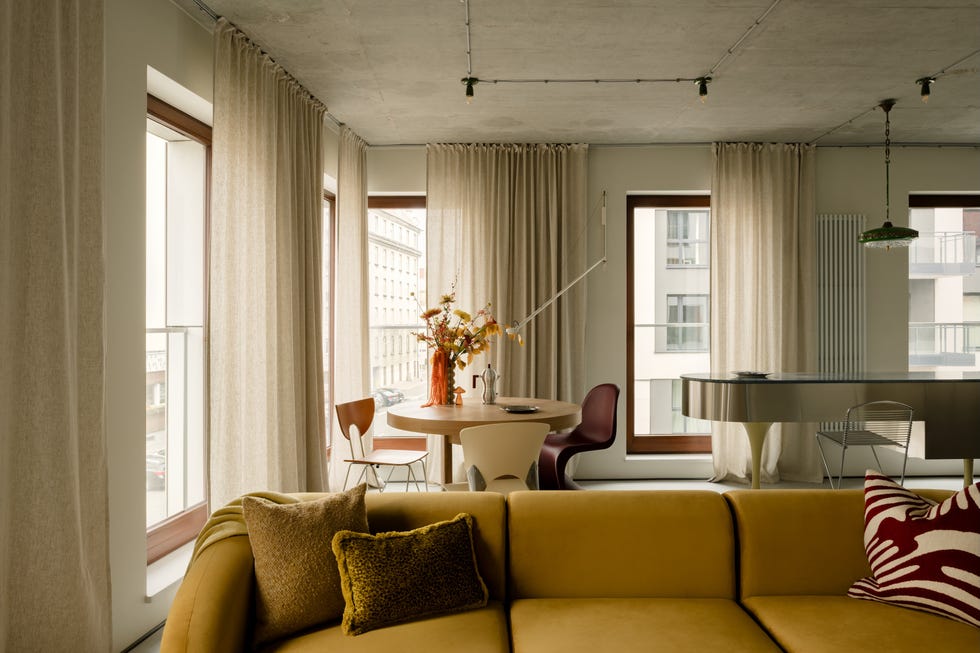 maximalista, masculino, con mobiliario curvo y para un propietario sexagenario, este apartamento de 75 metros lo tiene todo