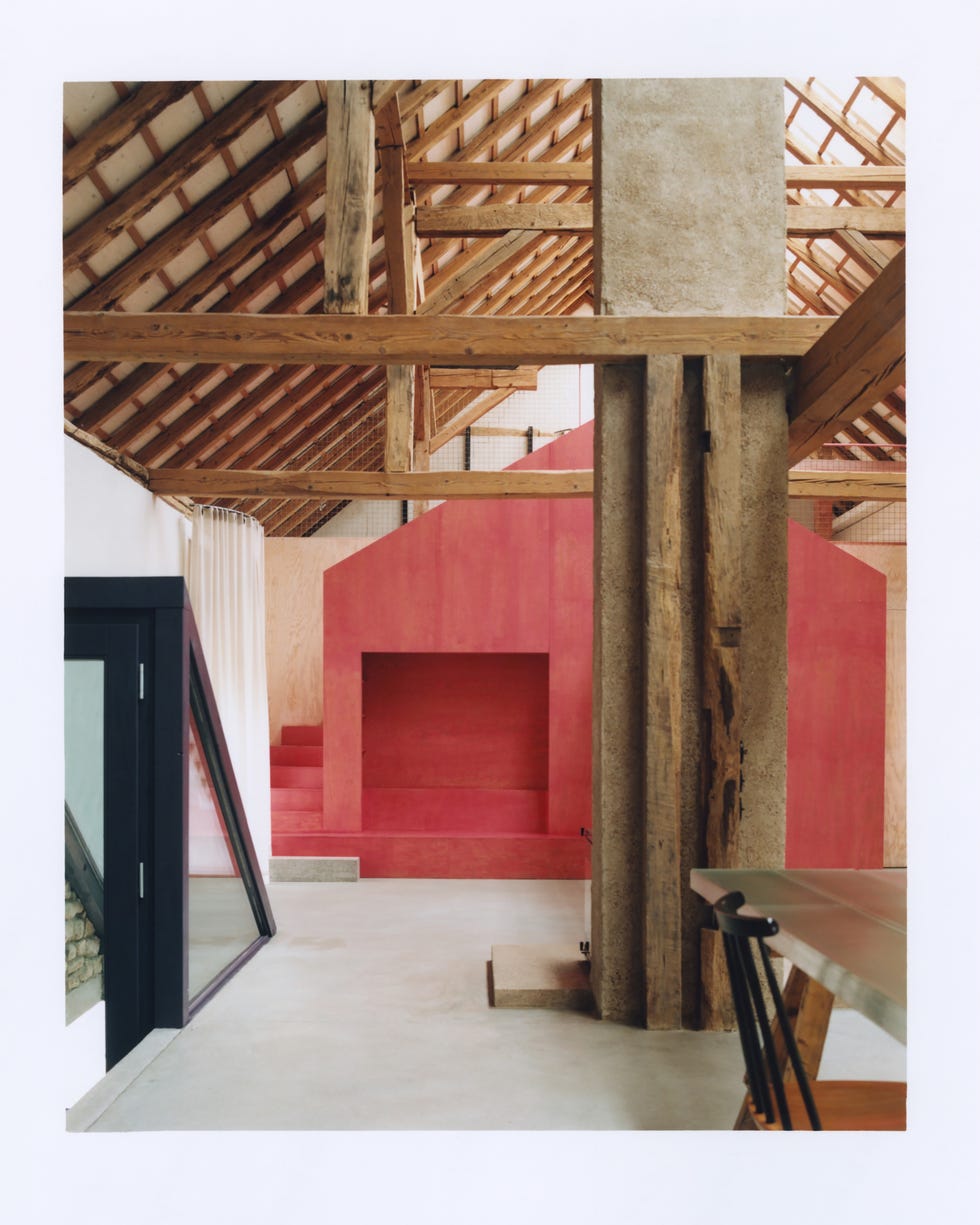 granero siglo xviii, cuatro casas divididas por colores y un manual de arquitectura, asi hicieron los propietarios su reforma diy