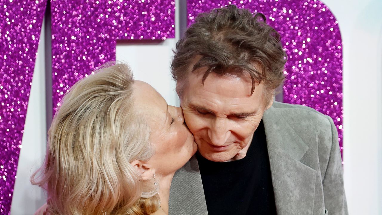 Pamela Anderson e Liam Neeson sono la coppia dell'estate