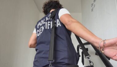 Un morto e un ferito nel residence Ferrucci: polizia al lavoro. Nella stanza due biglietti scritti a mano e sostanze sospette - Notizie di Prato