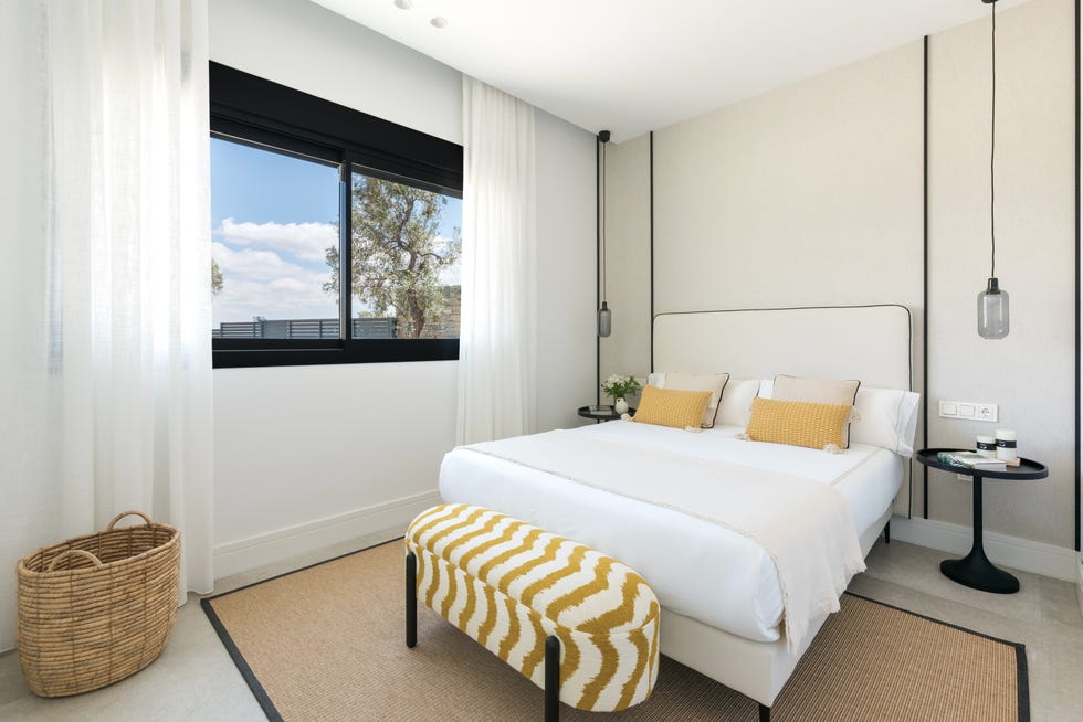 una casa de nueva construccion en antequera malaga con jardin piscina y porche