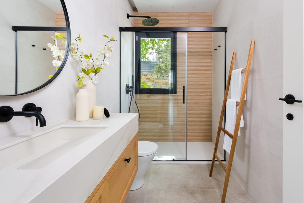 una casa de nueva construccion en antequera malaga con jardin piscina y porche