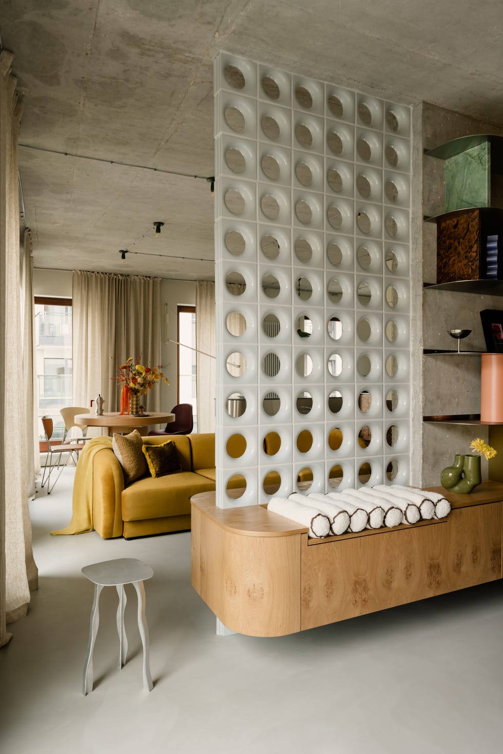 maximalista, masculino, con mobiliario curvo y para un propietario sexagenario, este apartamento de 75 metros lo tiene todo