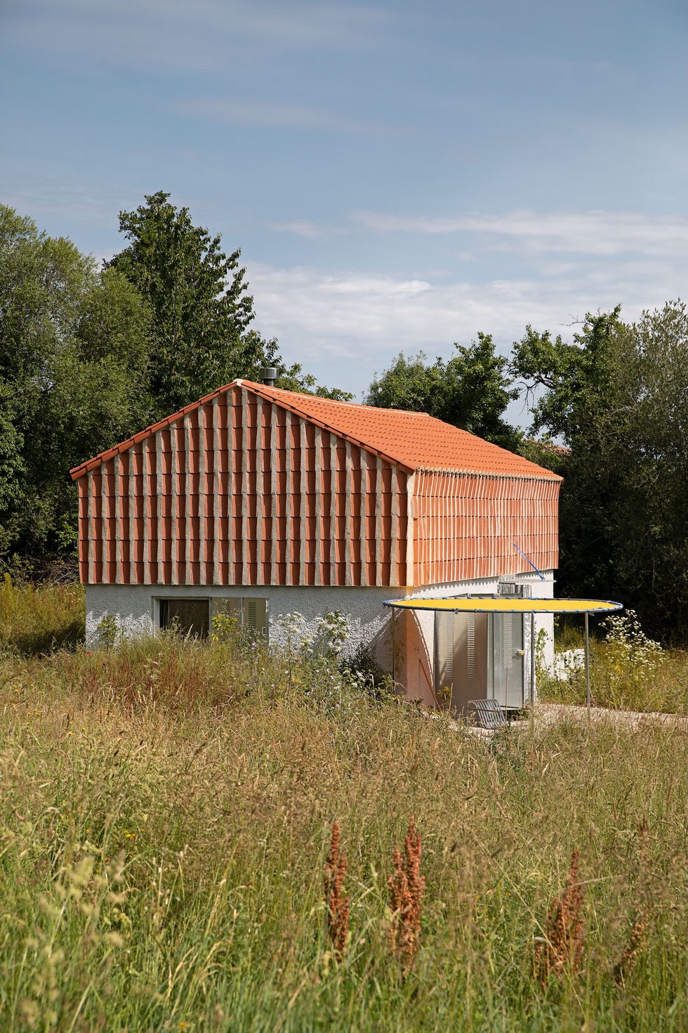 un libro, estructuras rurales tradicionales y teja ceramica, esta cabana de la sierra de gredos de 40 metros es un homenajea a la naturaleza