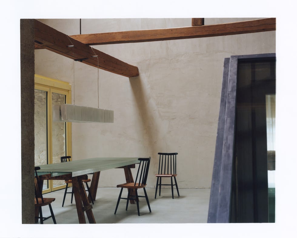 granero siglo xviii, cuatro casas divididas por colores y un manual de arquitectura, asi hicieron los propietarios su reforma diy