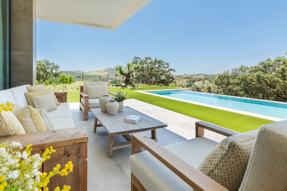 una casa de nueva construccion en antequera malaga con jardin piscina y porche