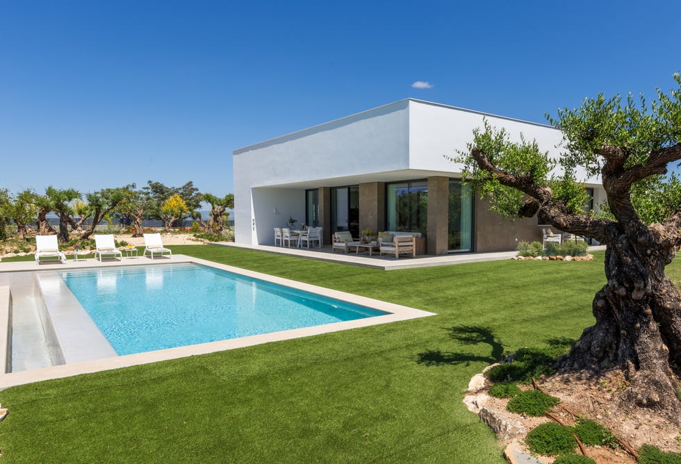 una casa de nueva construccion en antequera malaga con jardin piscina y porche