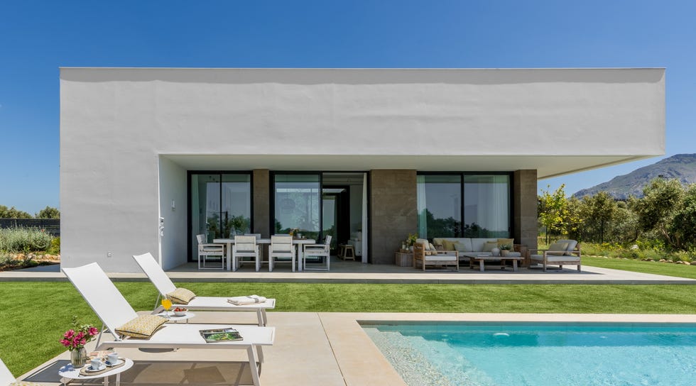 una casa de nueva construccion en antequera malaga con jardin piscina y porche