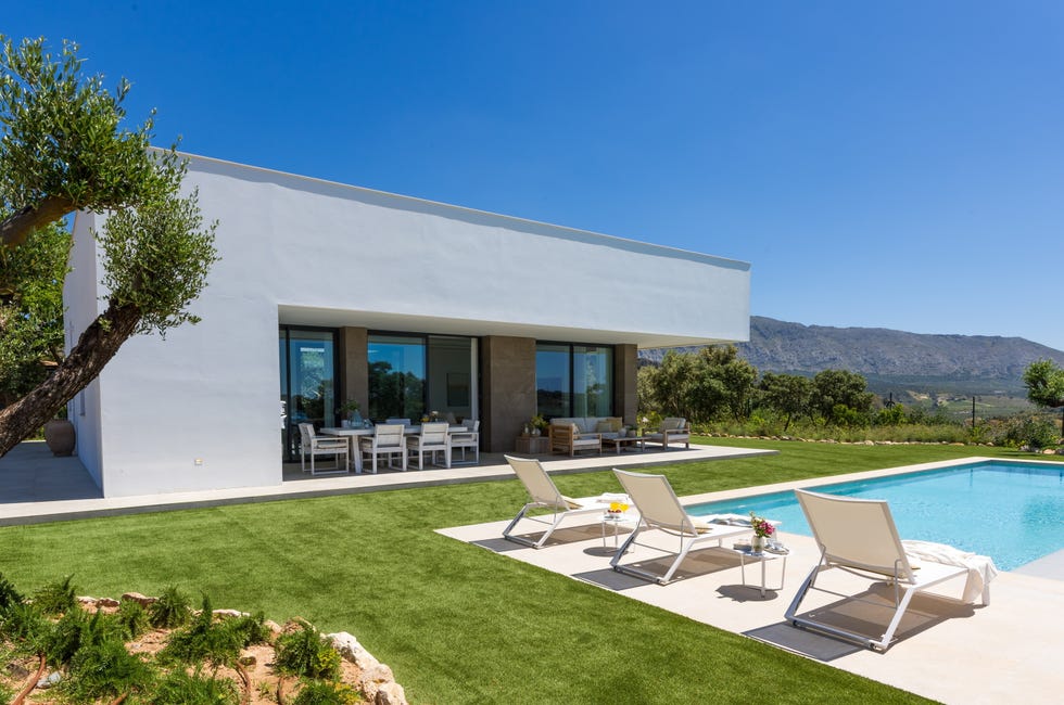 una casa de nueva construccion en antequera malaga con jardin piscina y porche