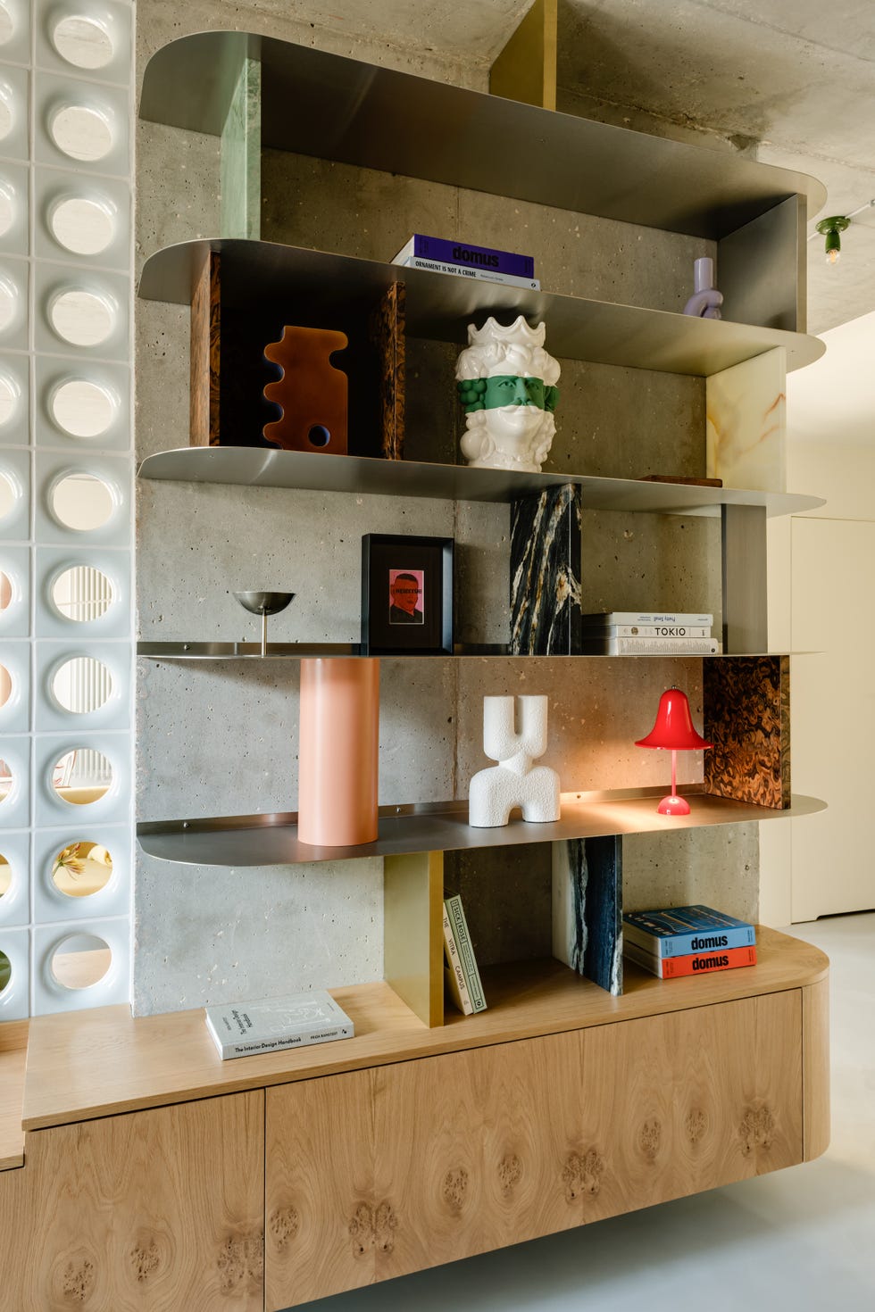 maximalista, masculino, con mobiliario curvo y para un propietario sexagenario, este apartamento de 75 metros lo tiene todo