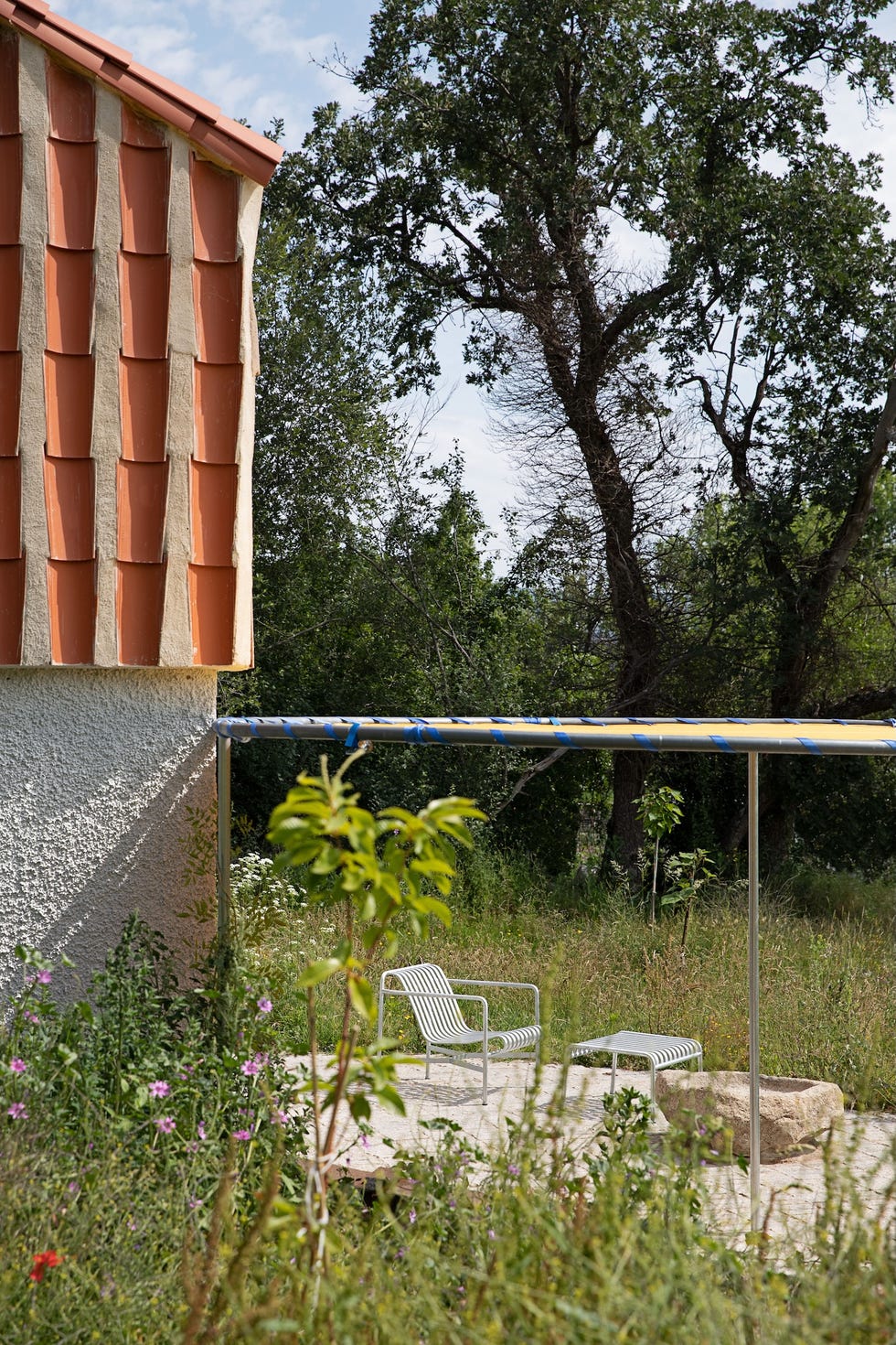 un libro, estructuras rurales tradicionales y teja ceramica, esta cabana de la sierra de gredos de 40 metros es un homenajea a la naturaleza