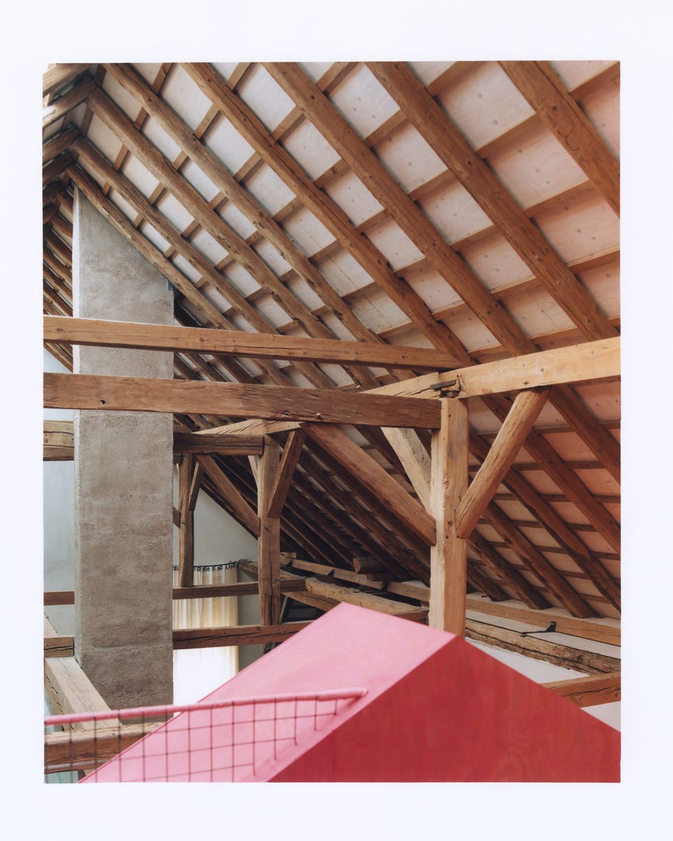 granero siglo xviii, cuatro casas divididas por colores y un manual de arquitectura, asi hicieron los propietarios su reforma diy