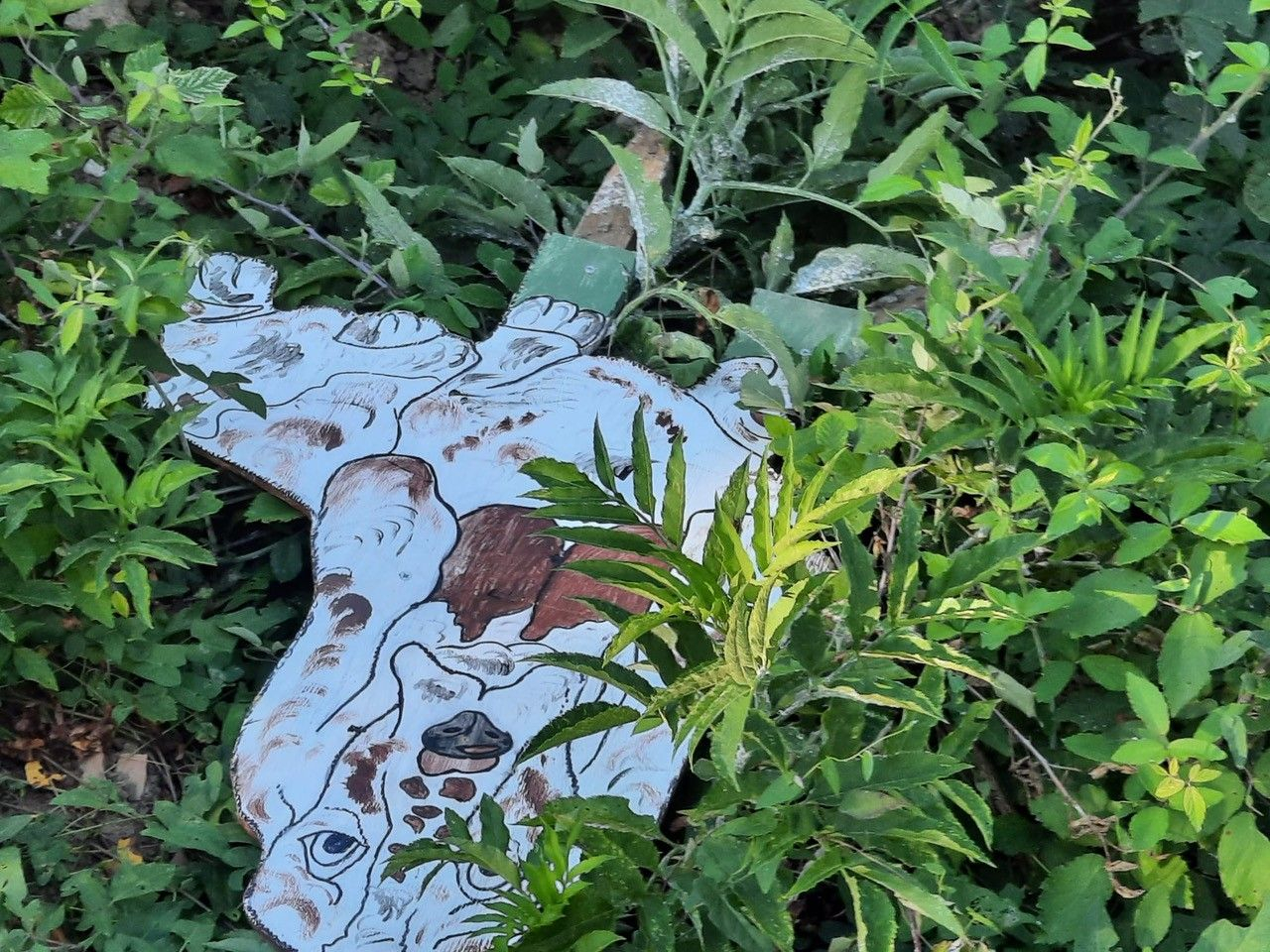Devastate le sculture del "bosco fatato" lungo l'Arda