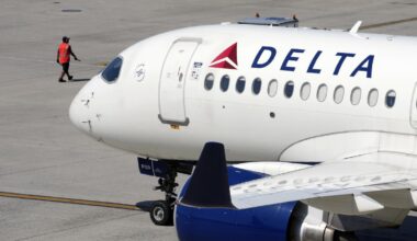 Volo Delta diretto ad Amsterdam costretto ad atterrare per forti turbolenze: 25 passeggeri feriti
