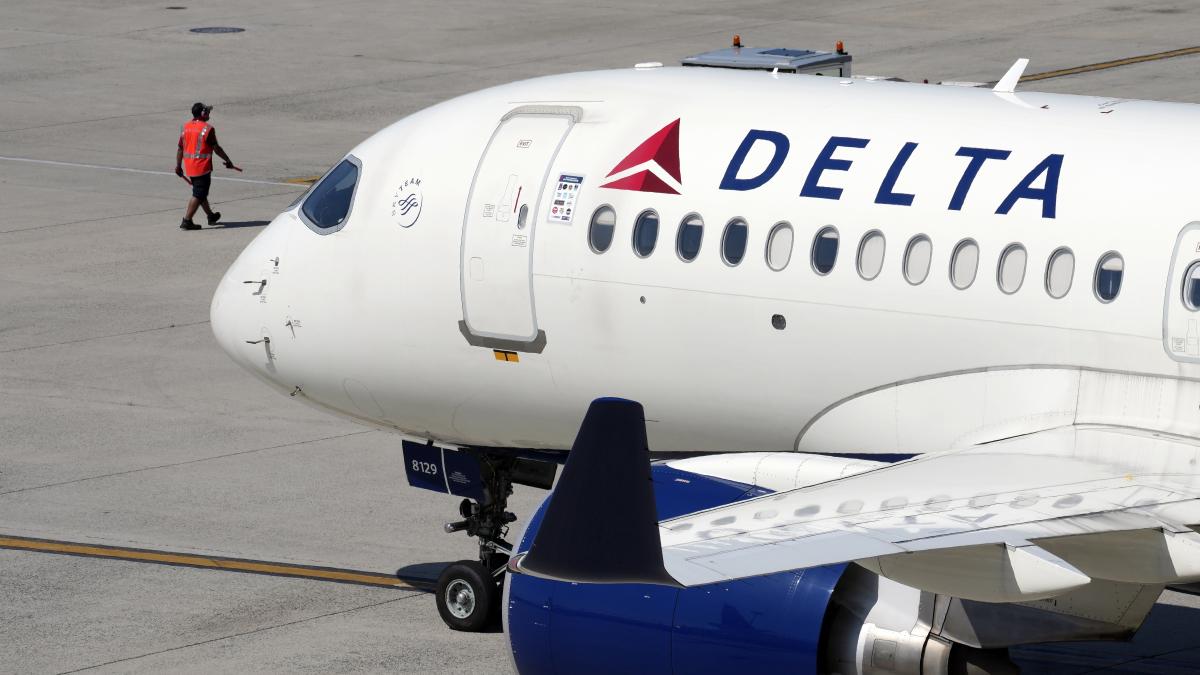 Volo Delta diretto ad Amsterdam costretto ad atterrare per forti turbolenze: 25 passeggeri feriti