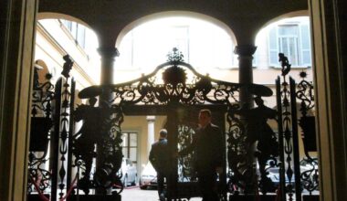 Mediobanca anticipa l’assemblea su Banca Generali al 21 agosto per fermare Mps. Conti in salute (ma molti banchieri lasciano)