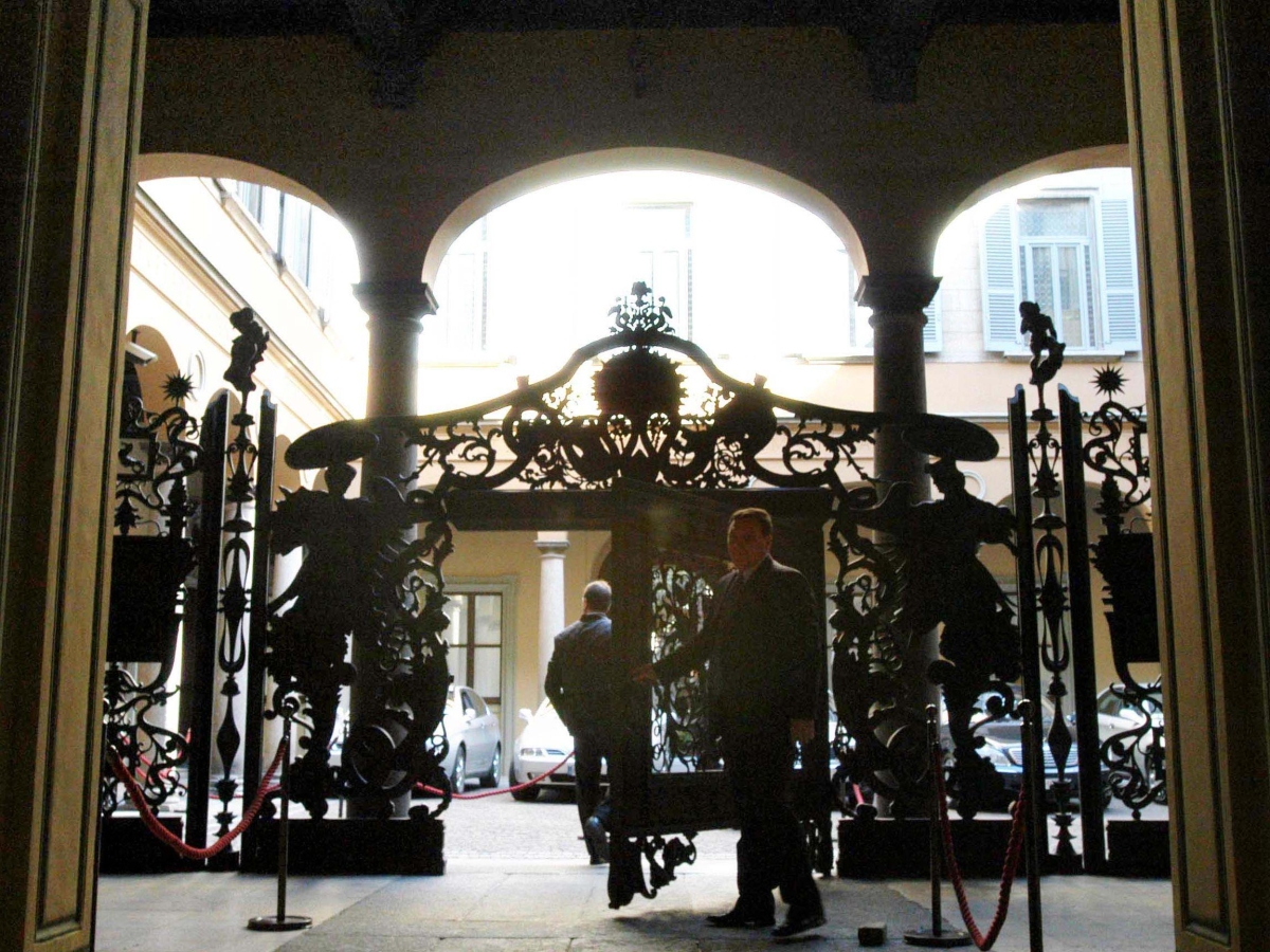 Mediobanca anticipa l’assemblea su Banca Generali al 21 agosto per fermare Mps. Conti in salute (ma molti banchieri lasciano)