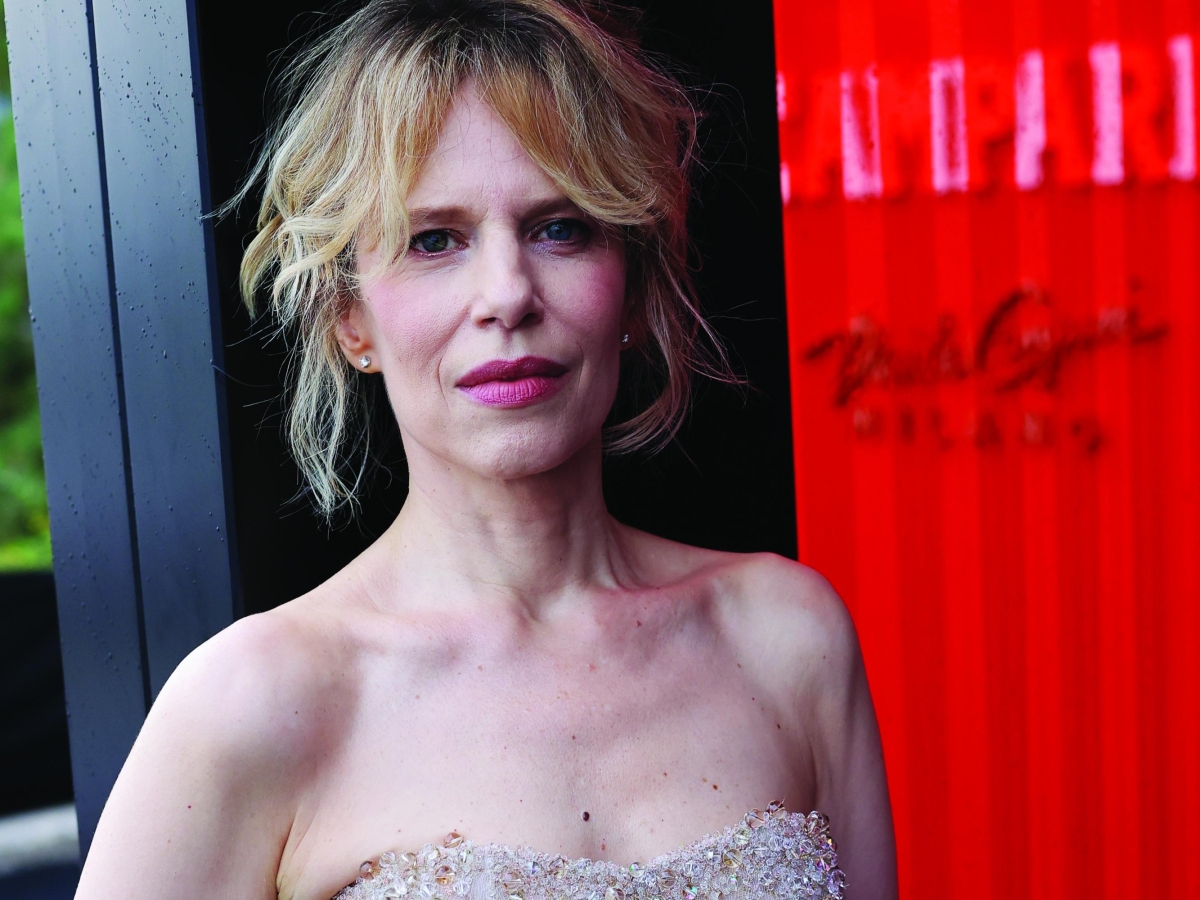 Sonia Bergamasco: «I consigli di Strehler e Bene. Con Gifuni fu un colpo di fulmine. Fare la cattiva dottoressa Sironi nel film di Zalone è stata una sfida»