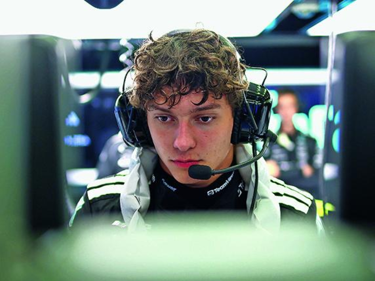Kimi Antonelli: «La Formula 1? Un mare di squali. La mia ragazza Eliska è un'ex pilota di kart, capisce il mio mondo: ma per vivere insieme è ancora presto»