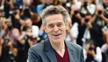 Willem Dafoe compie 70 anni: quando fu licenziato dal suo primo film, la moglie italiana, l'amicizia con Battiato, 7 segreti