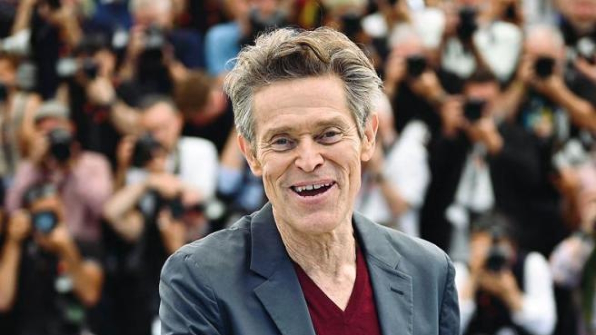 Willem Dafoe compie 70 anni: quando fu licenziato dal suo primo film, la moglie italiana, l'amicizia con Battiato, 7 segreti