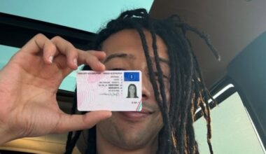 Ghali, il rapper di Baggio neopatentato a 32 anni, posta la foto sorridente sui social: «Meglio tardi che mai»