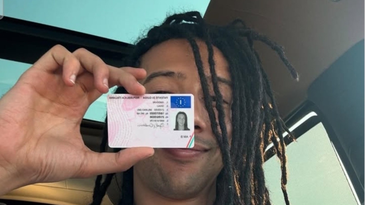 Ghali, il rapper di Baggio neopatentato a 32 anni, posta la foto sorridente sui social: «Meglio tardi che mai»