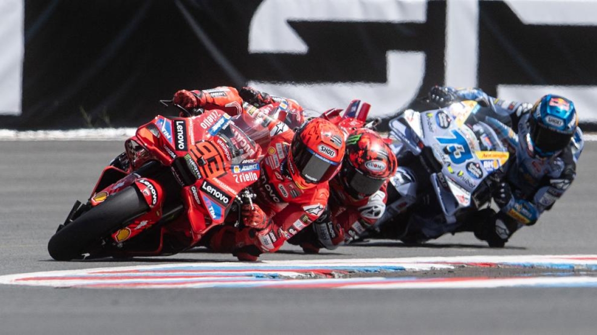 MotoGp Brno, la sprint race in diretta: vince Marc Marquez dopo i problemi con le gomme e l'investigazione. Delusione Bagnaia (solo 7°)