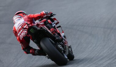 MotoGp Brno, risultato: Marc Marquez vince davanti a Bezzecchi e Acosta, Bagnaia 4° e sconsolato: «Ormai sono fra i più scarsi in frenata»