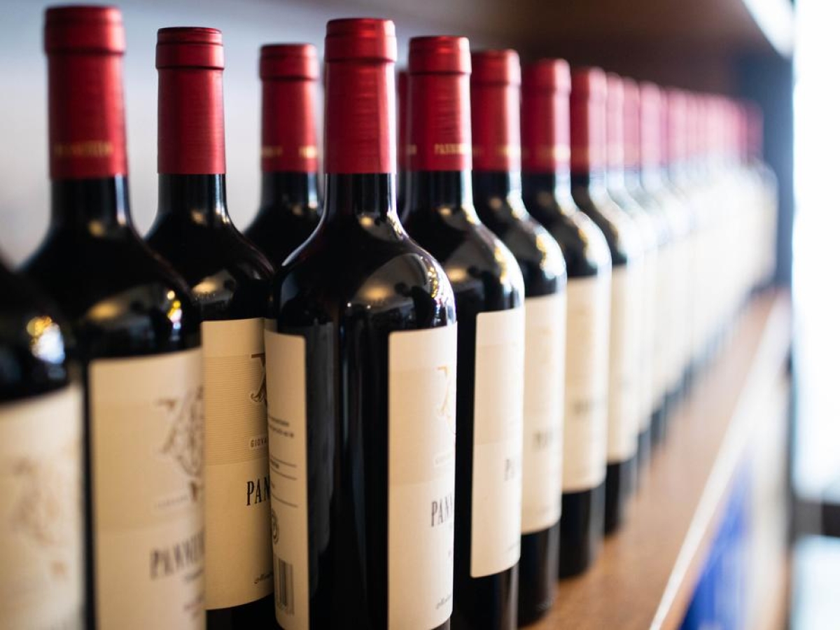 Vino contraffatto, come si riconosce una bottiglia falsa? Ecco a cosa fare attenzione