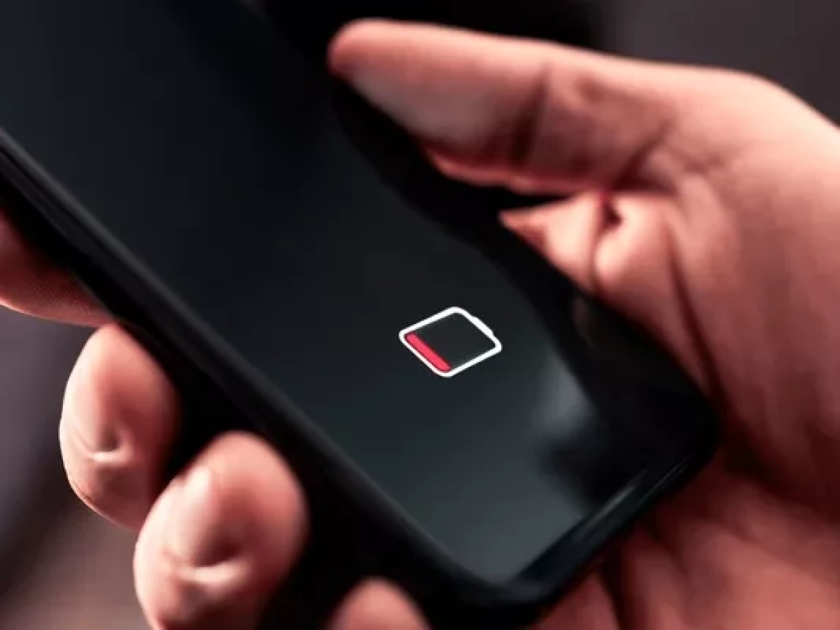 Perché dal 2026 quando comprerai uno smartphone lo troverai scarico (o quasi) nella scatola