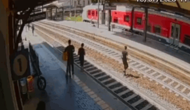 San Giuliano Milanese, turista americano accoltellato e rapinato della collana d'oro su un treno regionale: due arresti