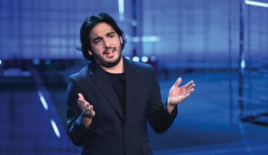 Max Angioni e la comicità a cui dovremmo chiedere di più