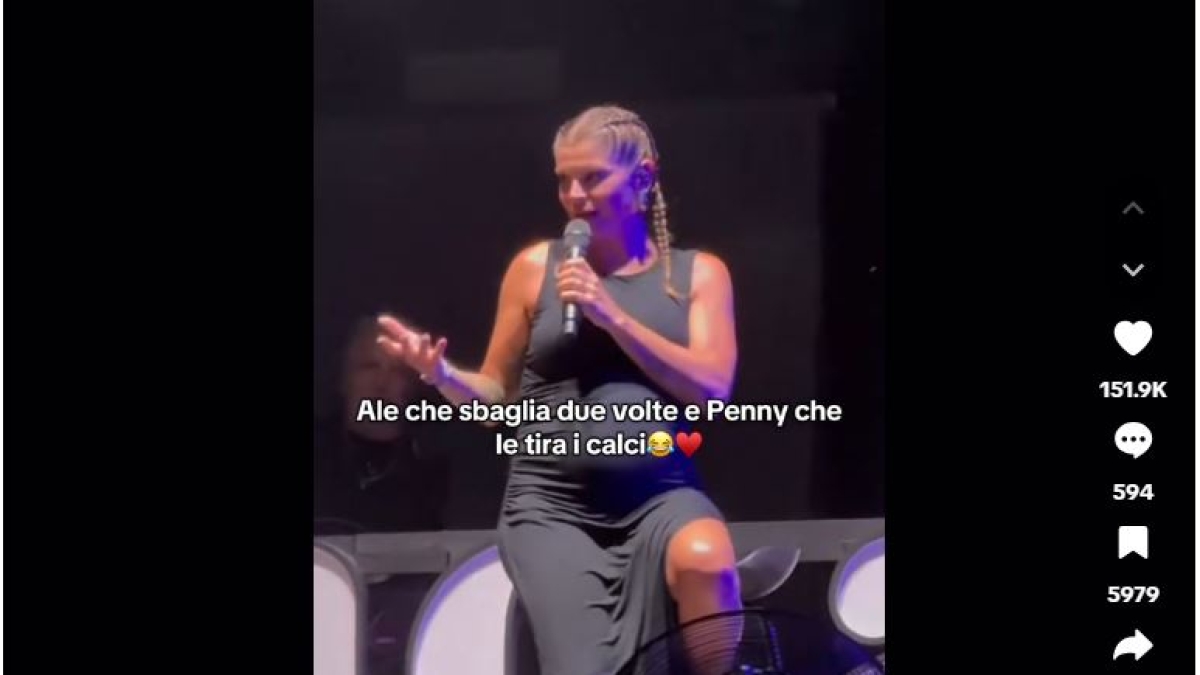 Alessandra Amoroso interrompe una canzone perché la sua bimba scalcia nel pancione