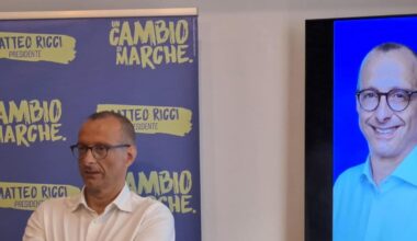 Matteo Ricci è indagato, avviso di garanzia al candidato del centrosinistra nelle Marche. Conte: «Chiarisca, una condotta disonesta sarebbe incompatibile con M5S»