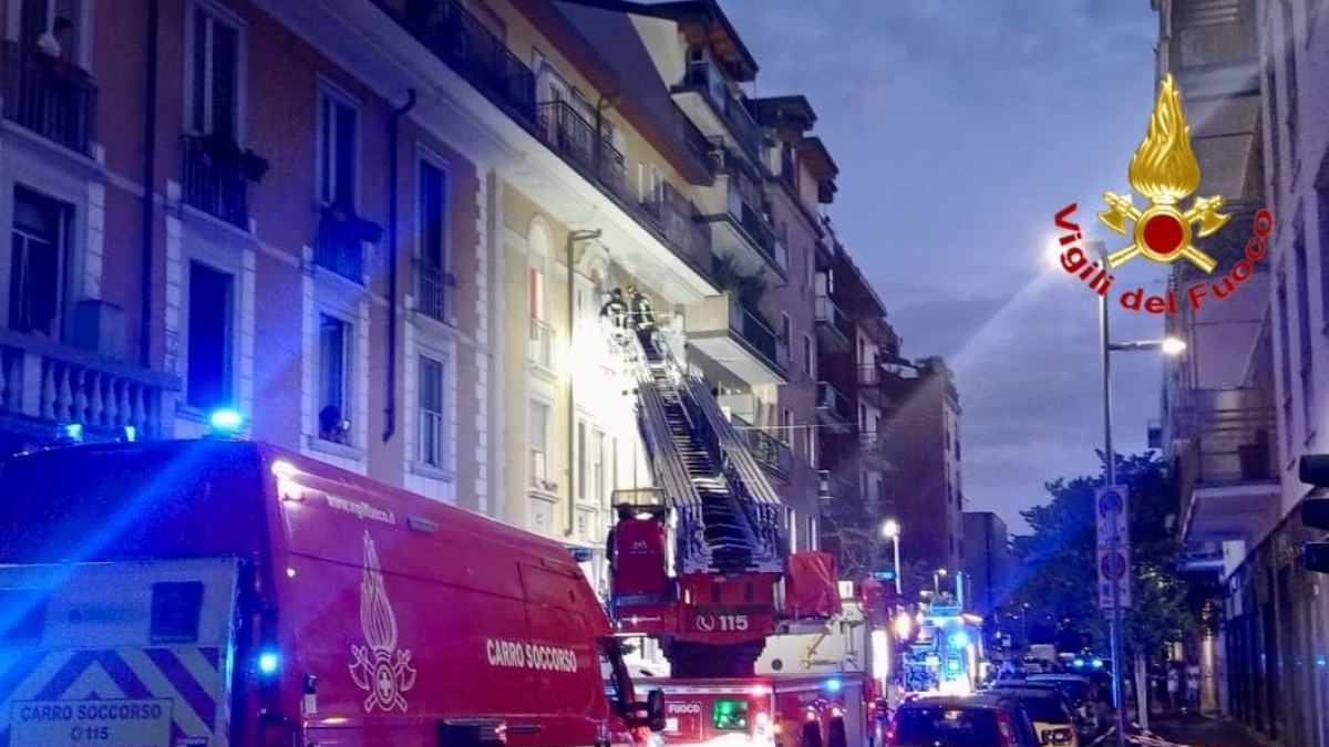 Sesto San Giovanni, il giallo dell'uomo trovato morto nell'incendio di una casa: sul corpo ferite da coltello, si indaga per omicidio