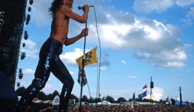 Iggy Pop: «Ero un ragazzino sfigato, poi ho trasformato il mio corpo in una bomba a mano. Con gli Stogees sperimentavo, mi tagliavo, sangue dappertutto. Poi mi sono calmato»